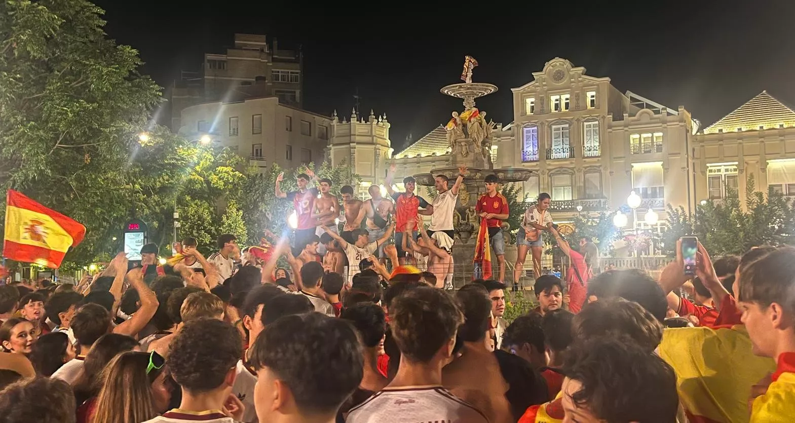 Celebración de la victoria de España en la plaza de Navarra. Foto Mercedes Manterola