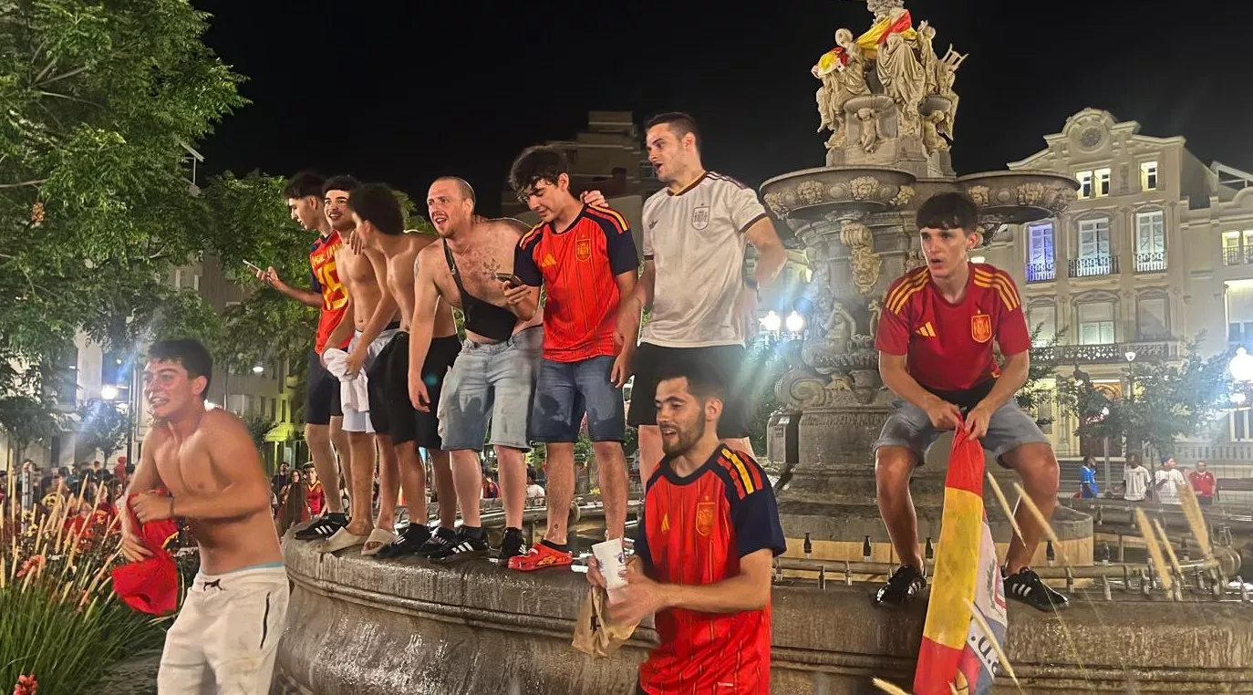Celebración de la victoria de España en la plaza de Navarra. Foto Mercedes Manterola
