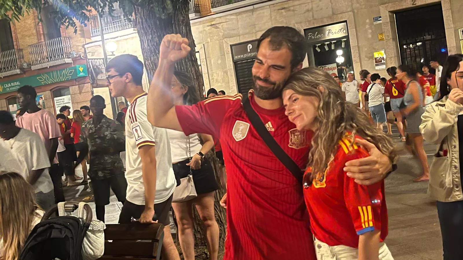 Celebración de la victoria de España en la plaza de Navarra. Foto Mercedes Manterola
