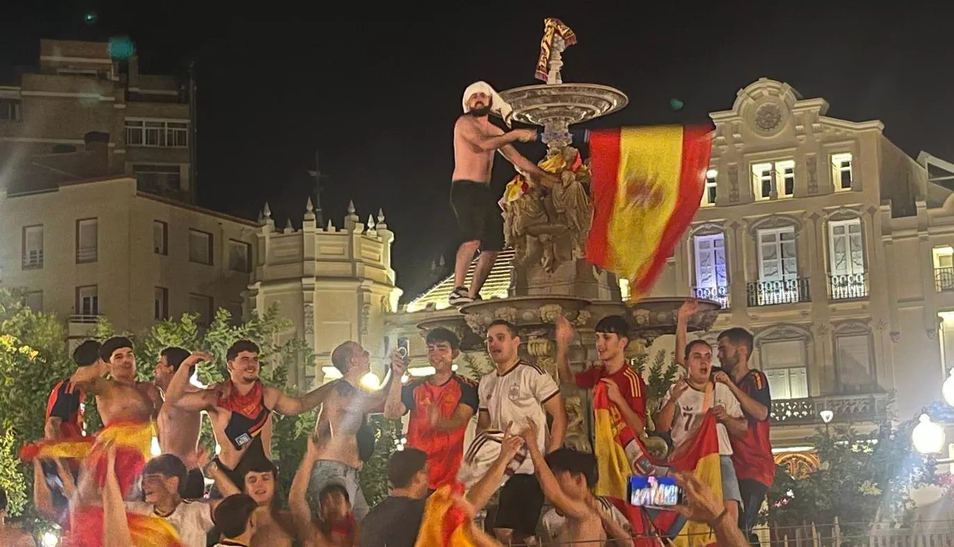 Celebración de la victoria de España en la plaza de Navarra. Foto Mercedes Manterola