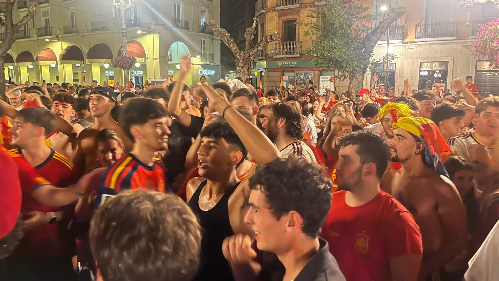 Celebración de la victoria de España en la plaza de Navarra. Foto Mercedes Manterola