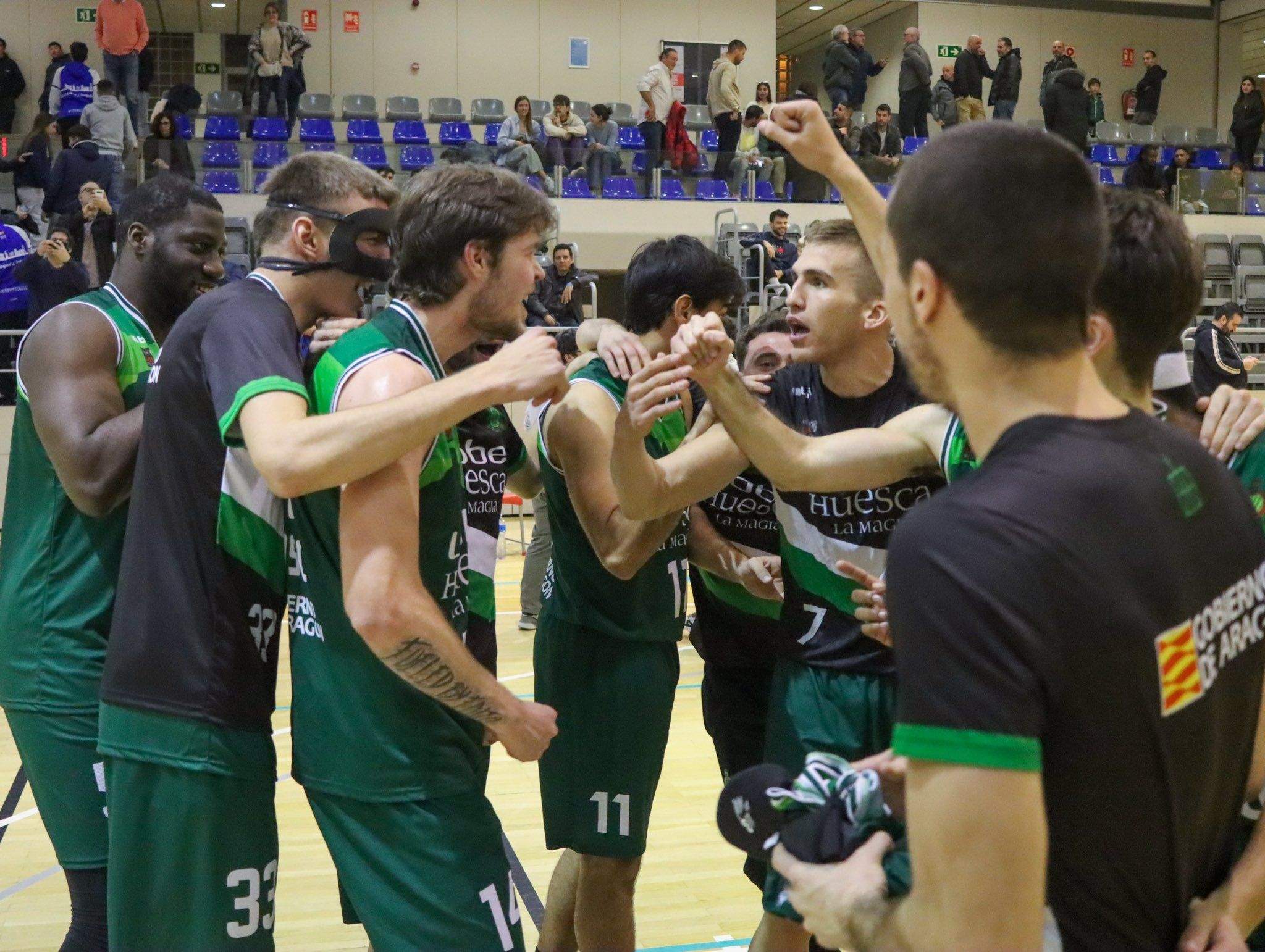 Los jugadores del Lobe Huesca celebran una victoria esta temporada.