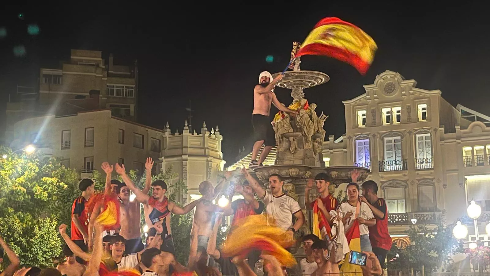 Celebración de la victoria de España en la plaza de Navarra. Foto Mercedes Manterola