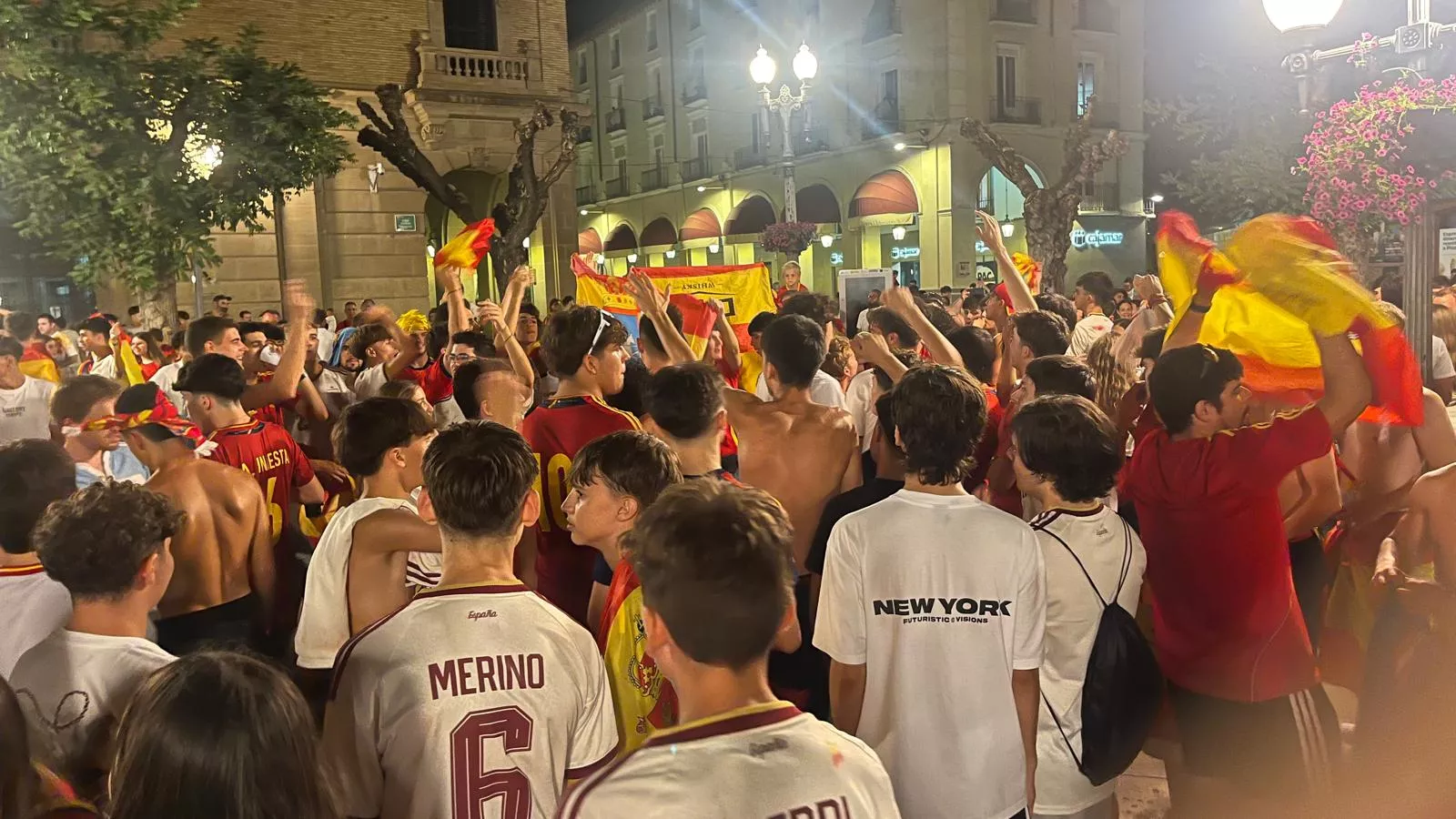 Celebración de la victoria de España en la plaza de Navarra. Foto Mercedes Manterola