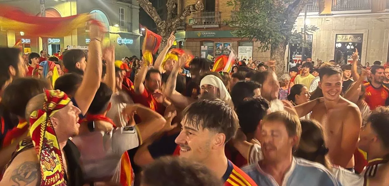 Celebración de la victoria de España en la plaza de Navarra. Foto Mercedes Manterola