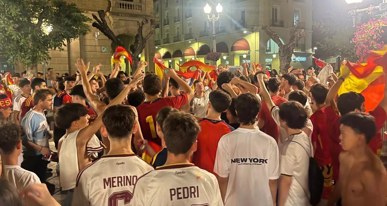 Celebración del segundo Mundial de España en la plaza de Navarra de Huesca. Foto Mercedes Manterola