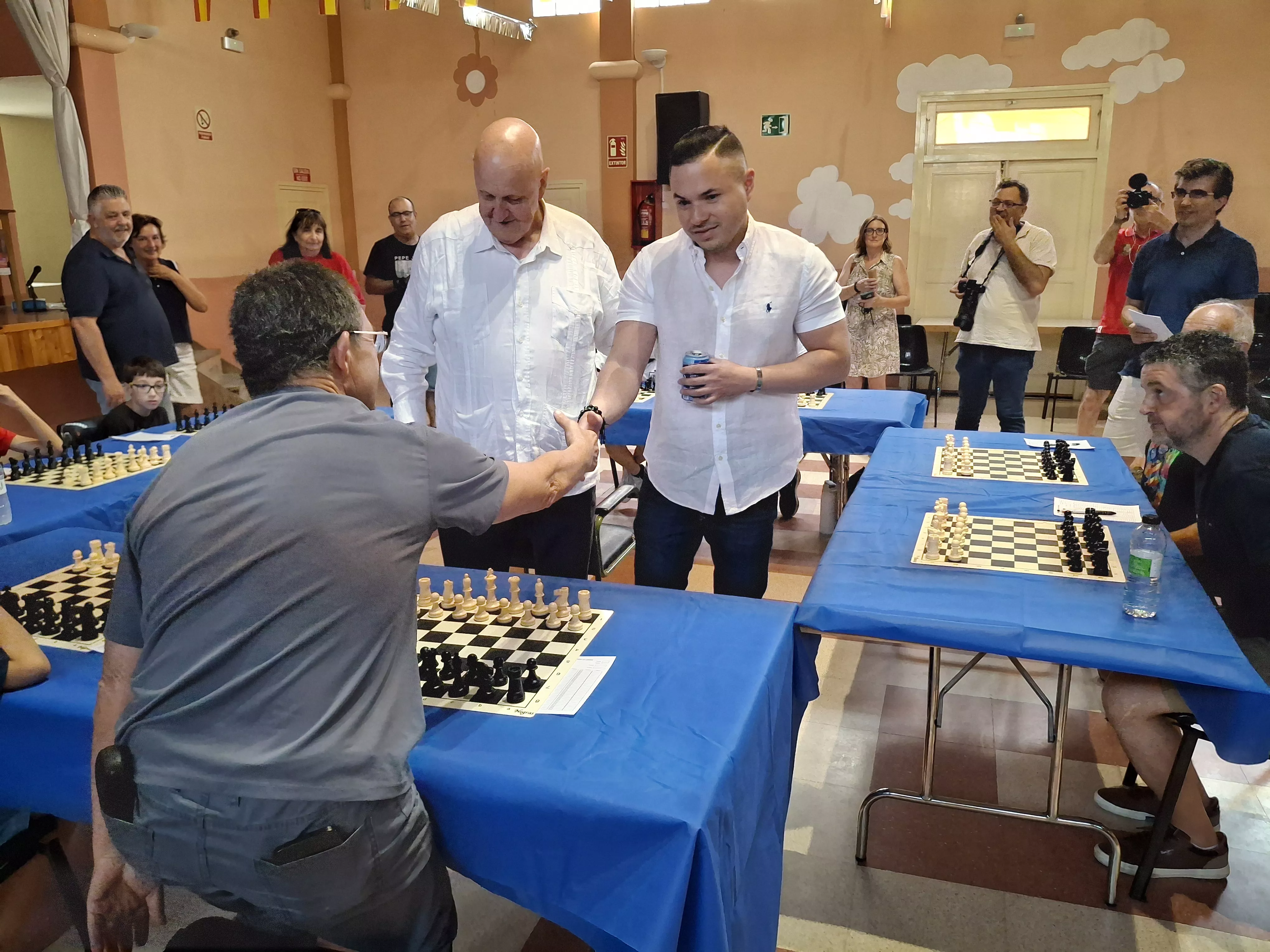 El campeón junto con Leontxo García