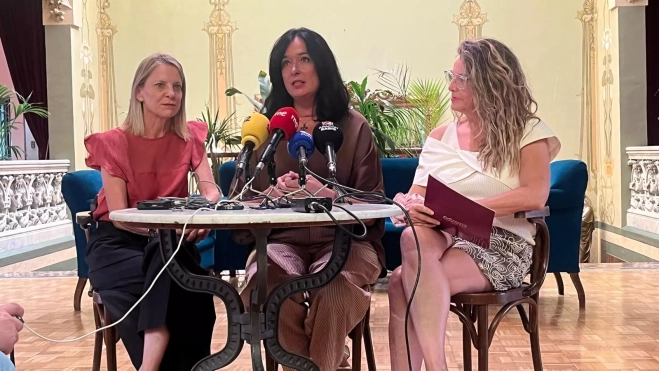 Nuria Mur, Lorena Orduna y Susana Lacostena en el Casino de Huesca. Foto Mercedes Manterola Nuria Mur, Lorena Orduna y Susana Lacostena en el Casino de Huesca. Foto Mercedes Manterola