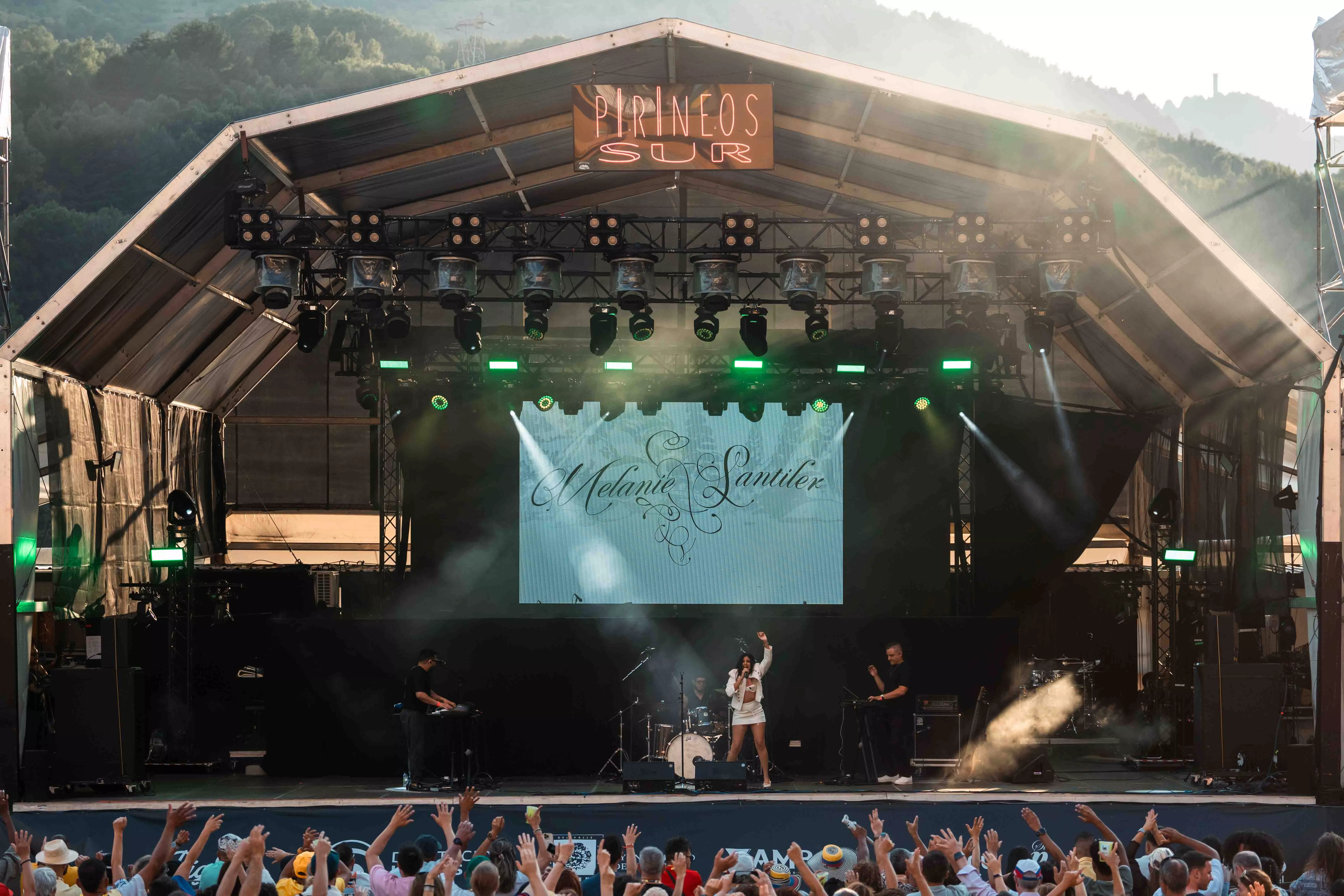 Rubén Blades, Monsieur Periné y Melanie Santiler en Pirineos Sur. Foto Pilar Villuendas