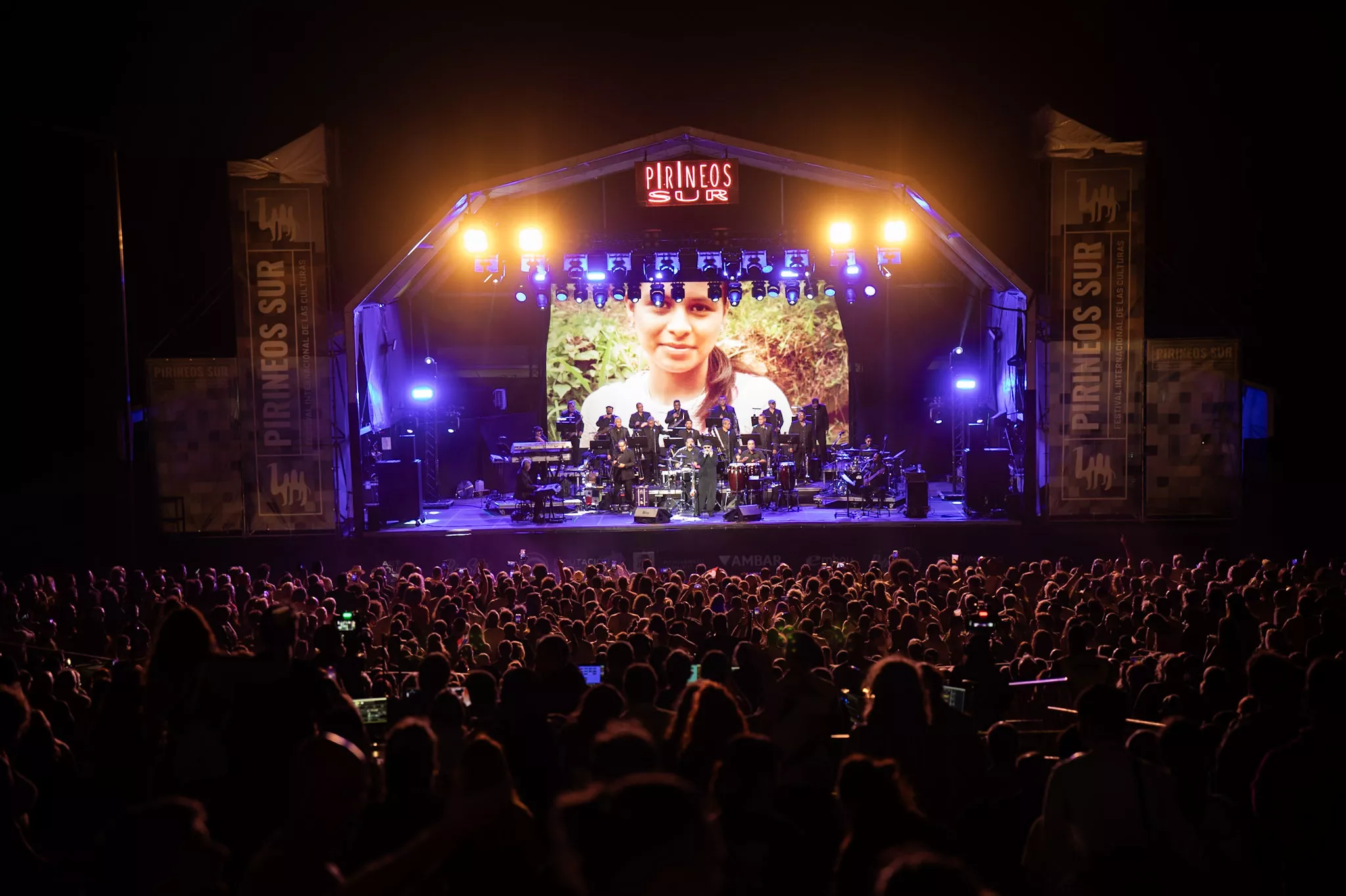 Rubén Blades, Monsieur Periné y Melanie Santiler en Pirineos Sur. Foto Foto Lorenzo Charlez