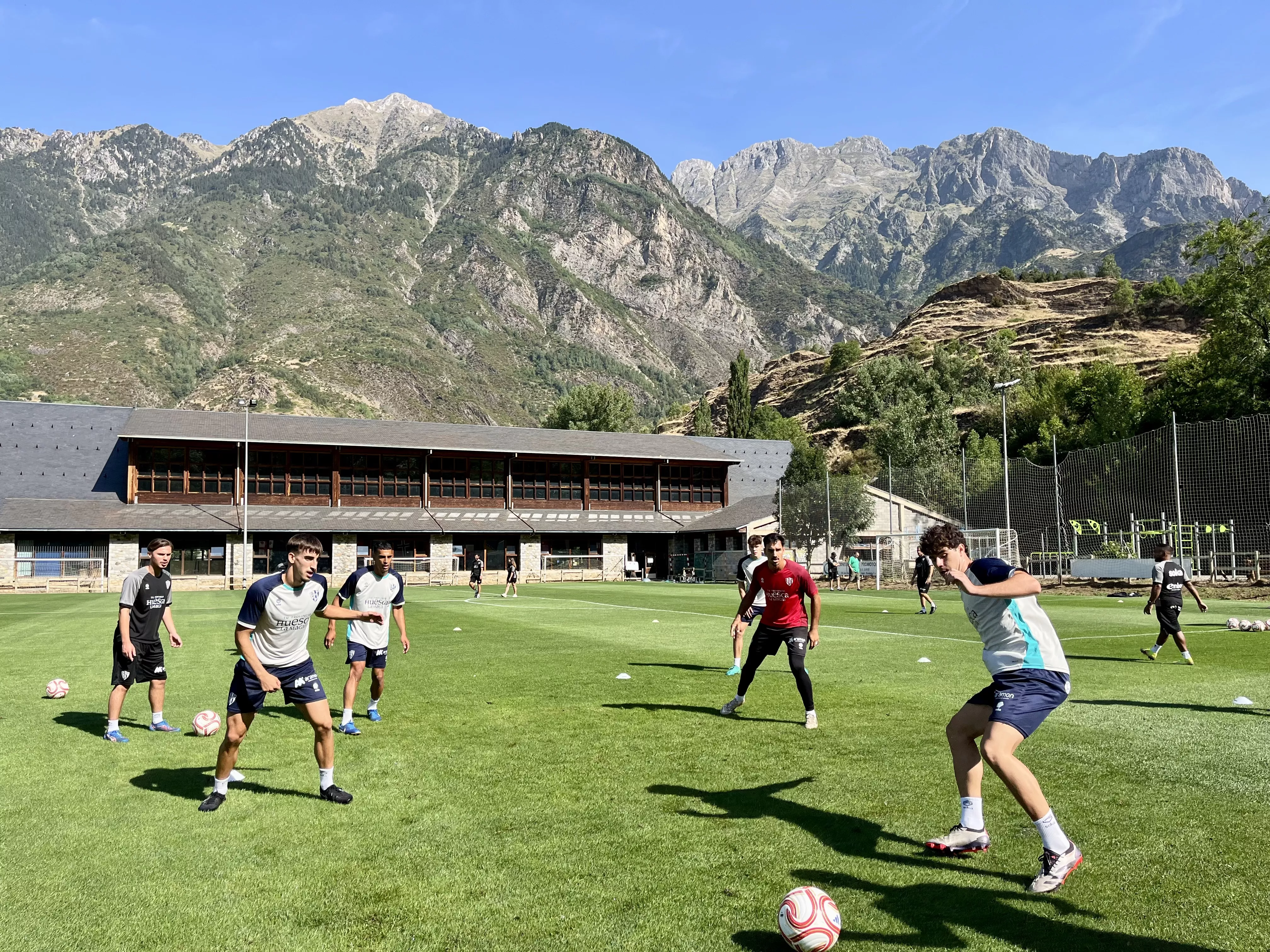 Un momento del primer entrenamiento del Huesca en Benasque. Foto: Adri Mora