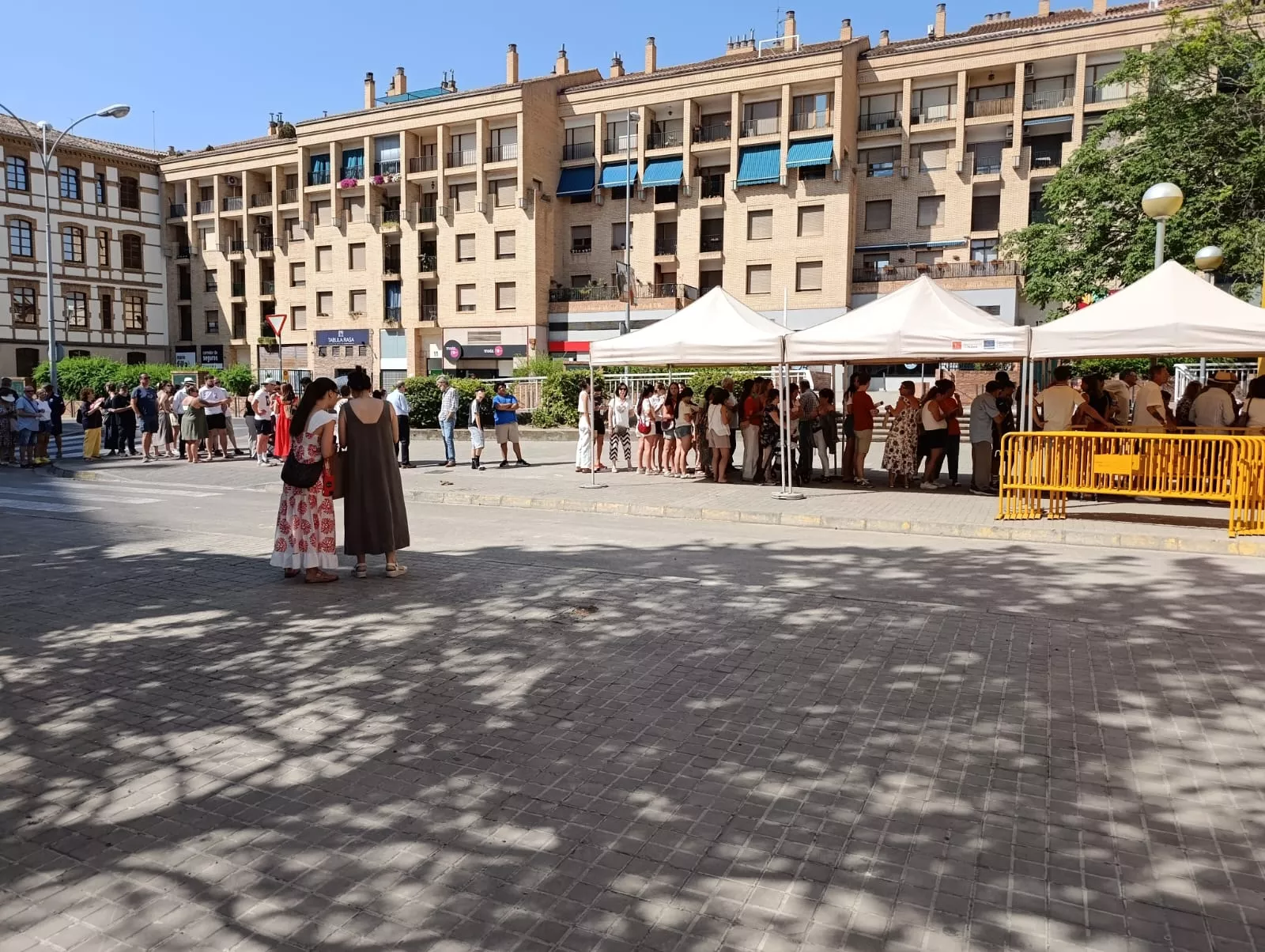 Colas en la Plaza de Toros de Huesca para la Feria Taurina de la Albahaca