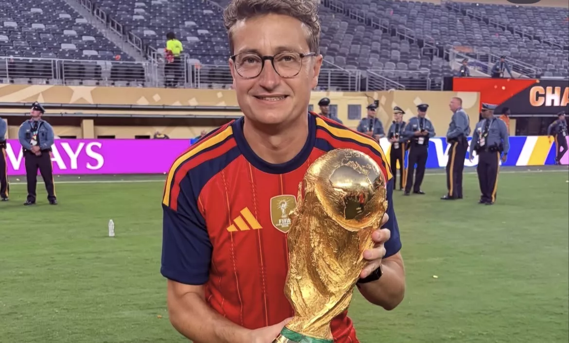Javier Alfaro sujeta la copa de campeón en Nueva York. 