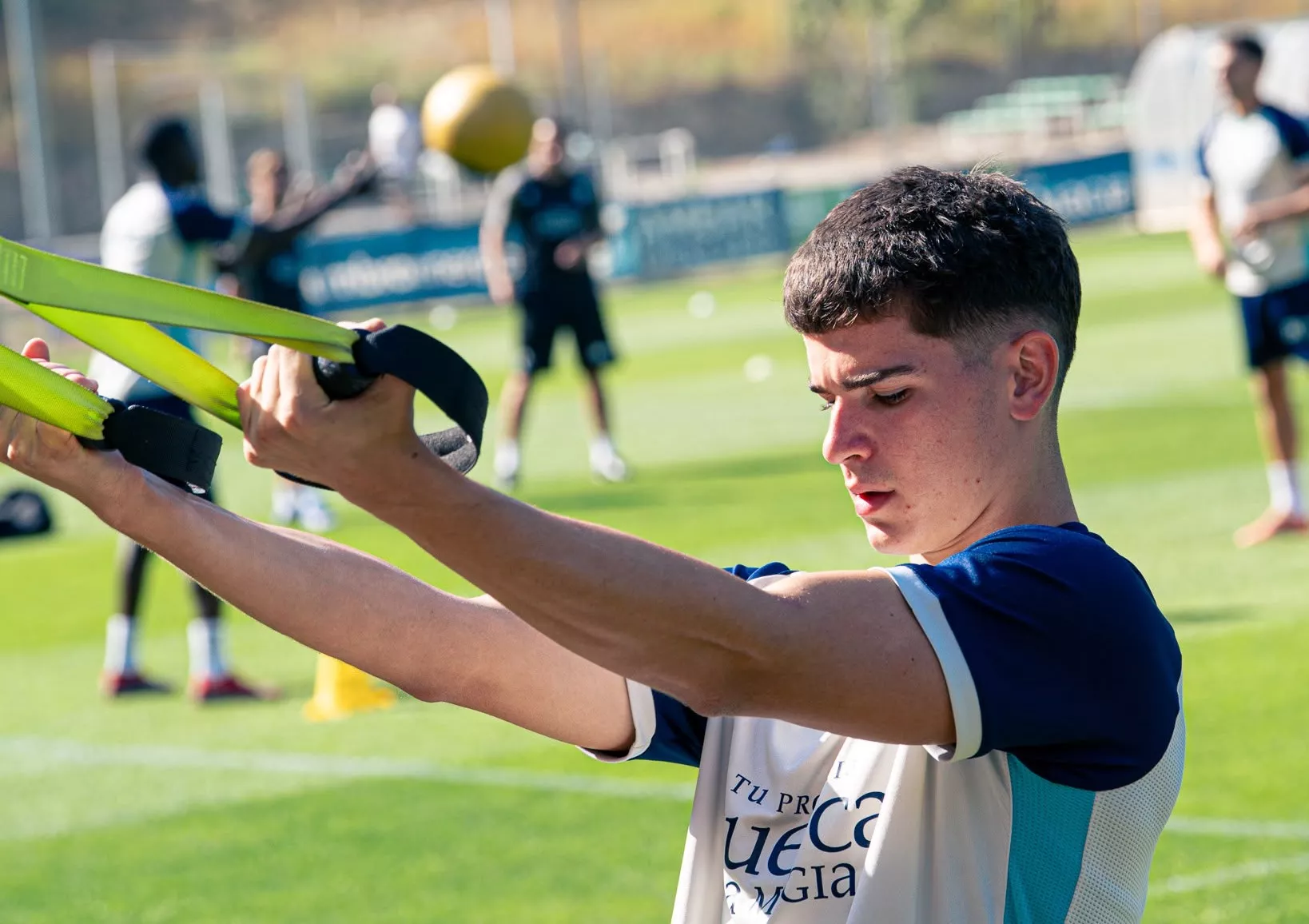 Pablo Osán, uno de los canteranos del Huesca, hace un ejercicio de fuerza en Benasque. Foto: SD Huesca
