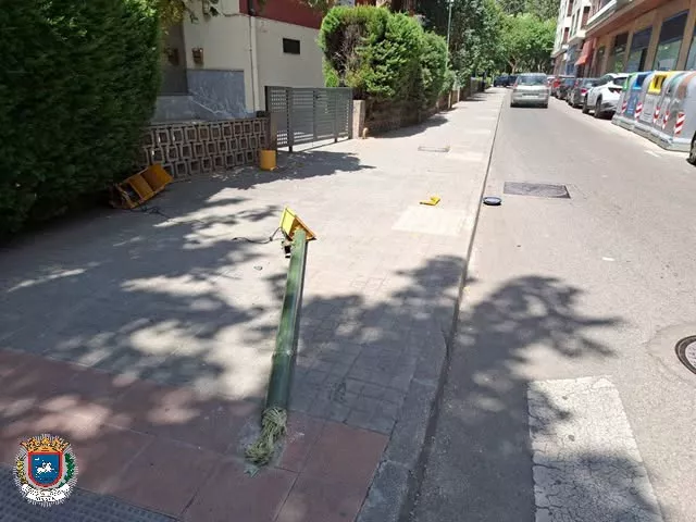 Localizado tras huir después de derribar un semáforo con su vehículo en Huesca.