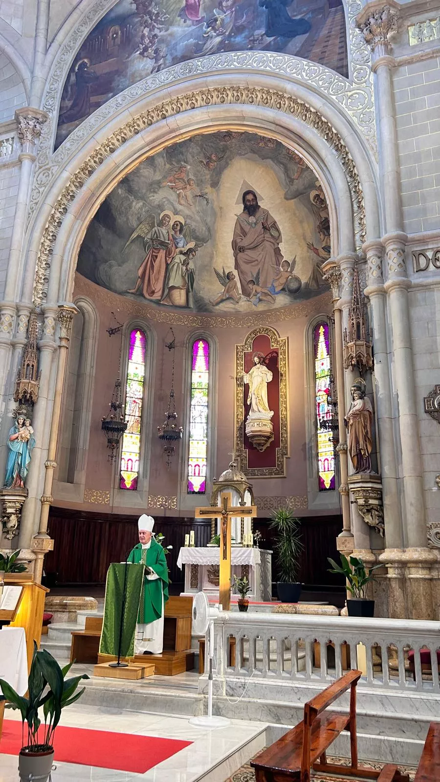 Monseñor Ángel Pérez Pueyo en el templo de la Reparación en Tortosa