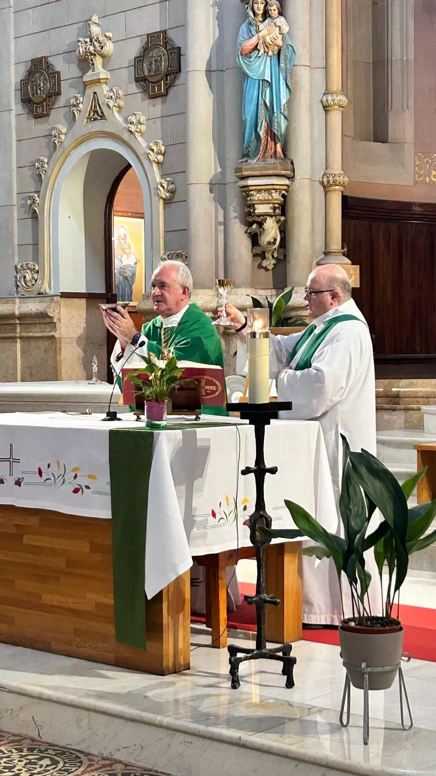 Monseñor Ángel Pérez Pueyo en el templo de la Reparación en Tortosa