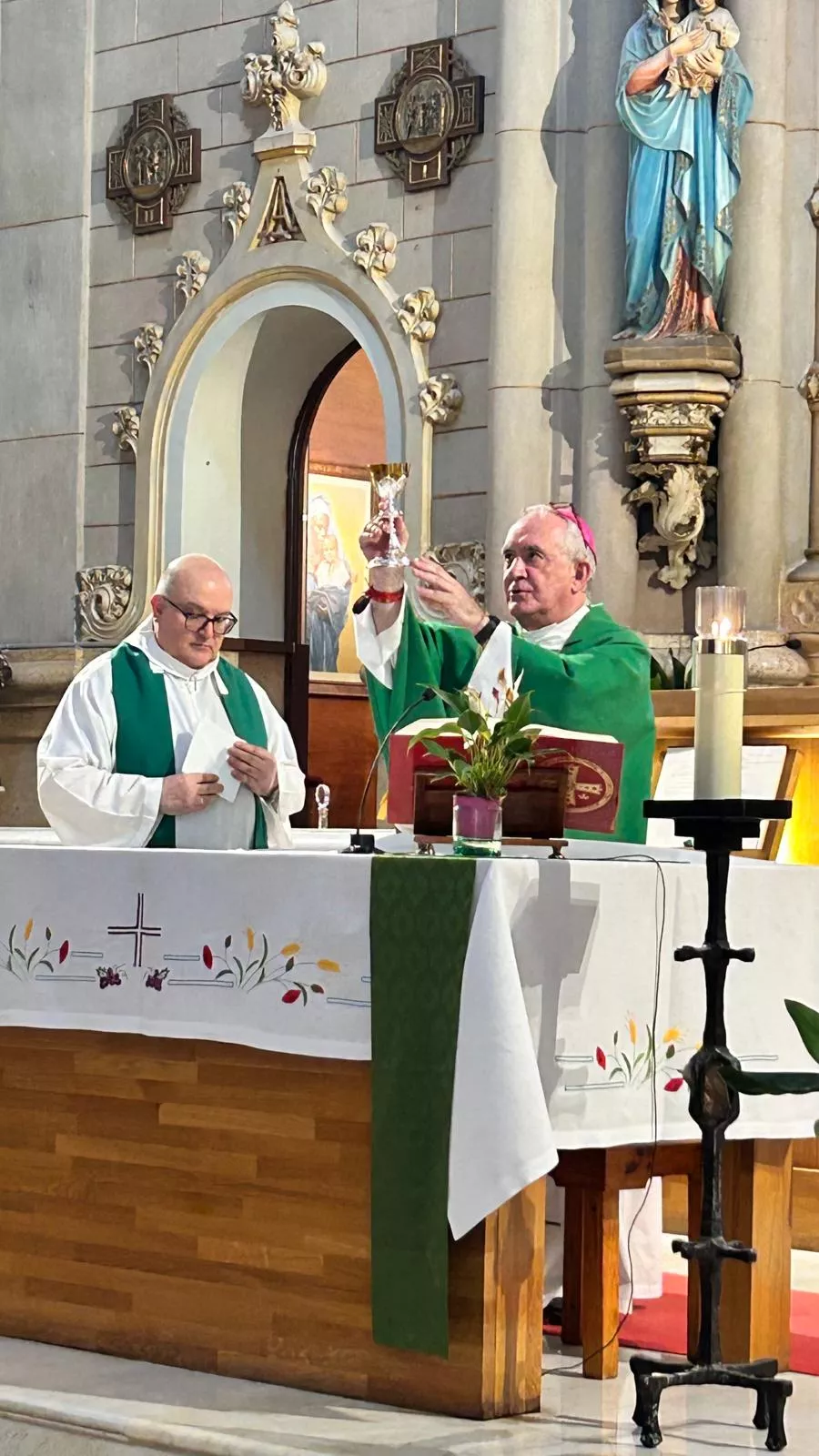 Monseñor Ángel Pérez Pueyo en el templo de la Reparación en Tortosa