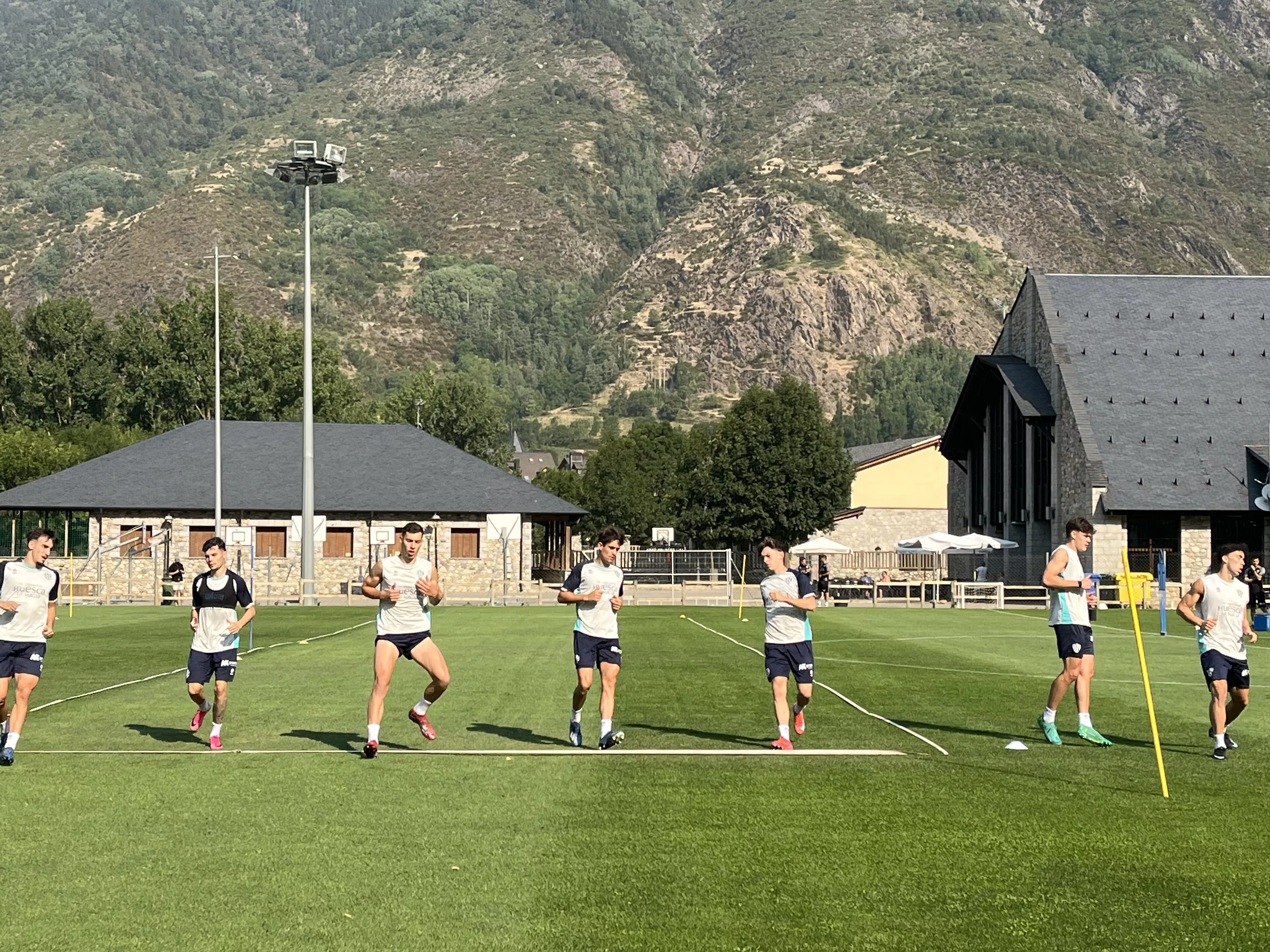 Diego Gómez ya entrena en Benasque con el Huesca. Foto: Adri Mora