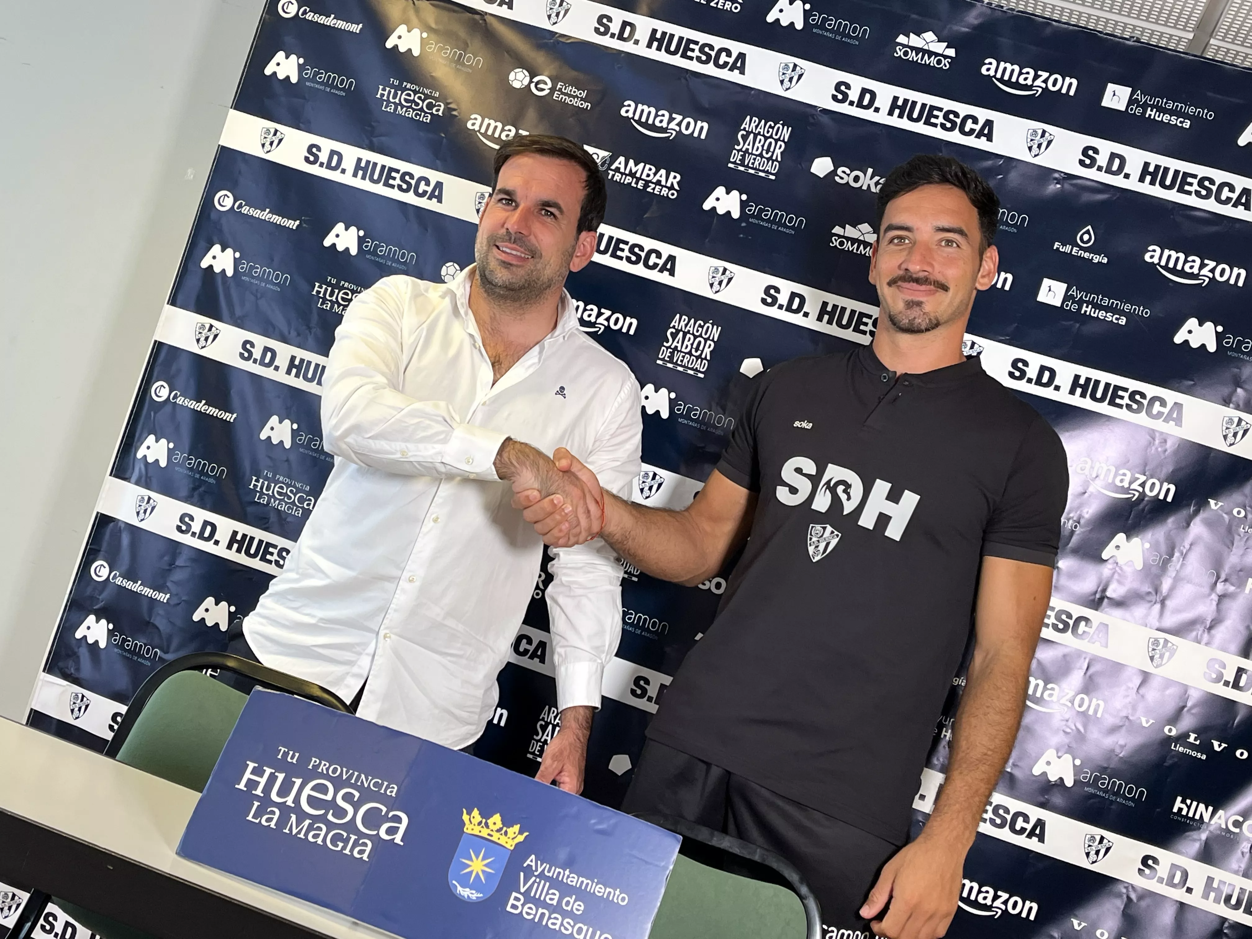 Javier Sanz se da la mano con Gazzaniga, portero del Huesca. Foto: Adri Mora