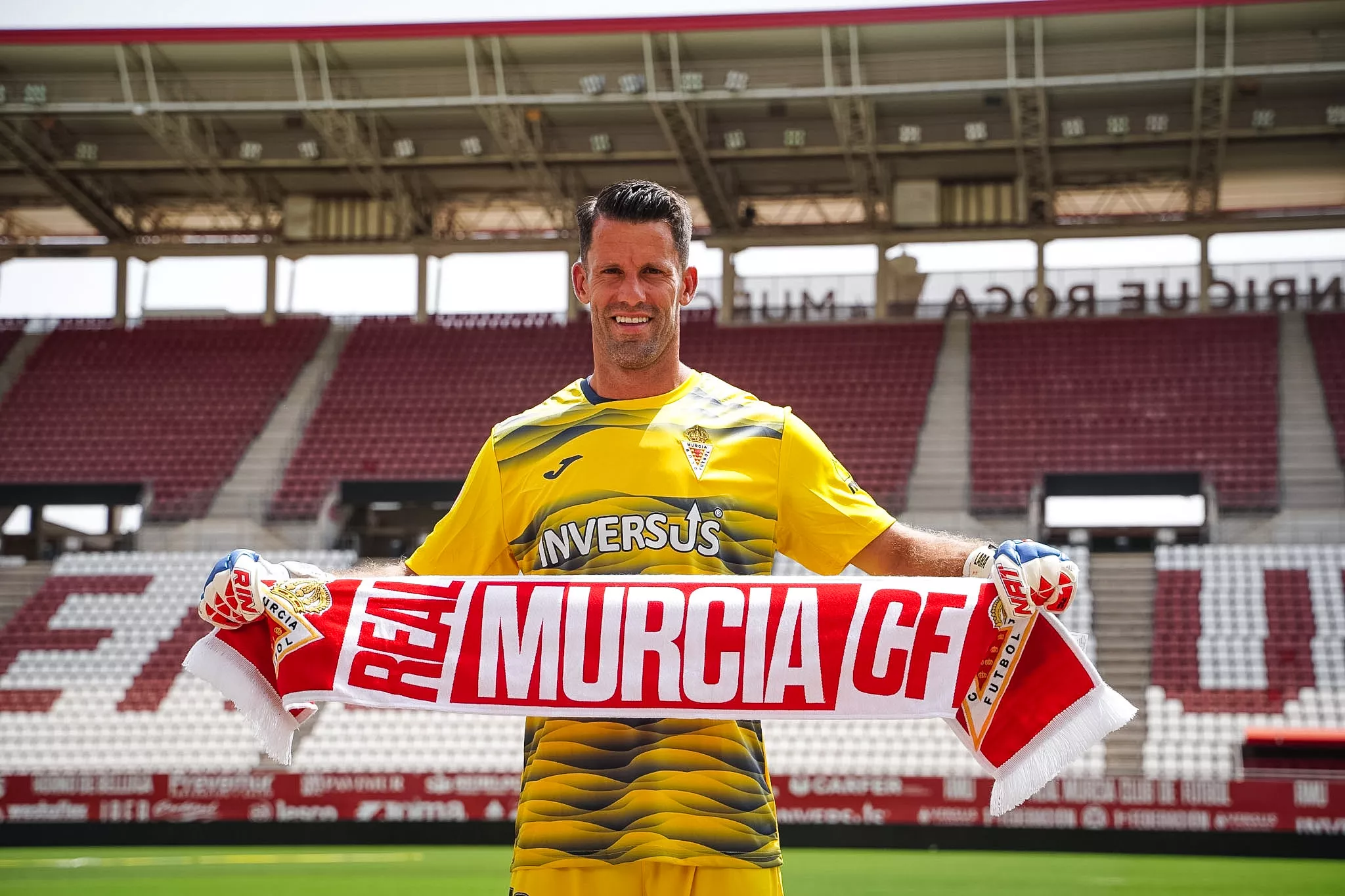 Dani Jiménez, presentado como nuevo jugador del Murcia: "Deseo a Gazzaniga y al Huesca lo mejor". Foto: Real Murcia
