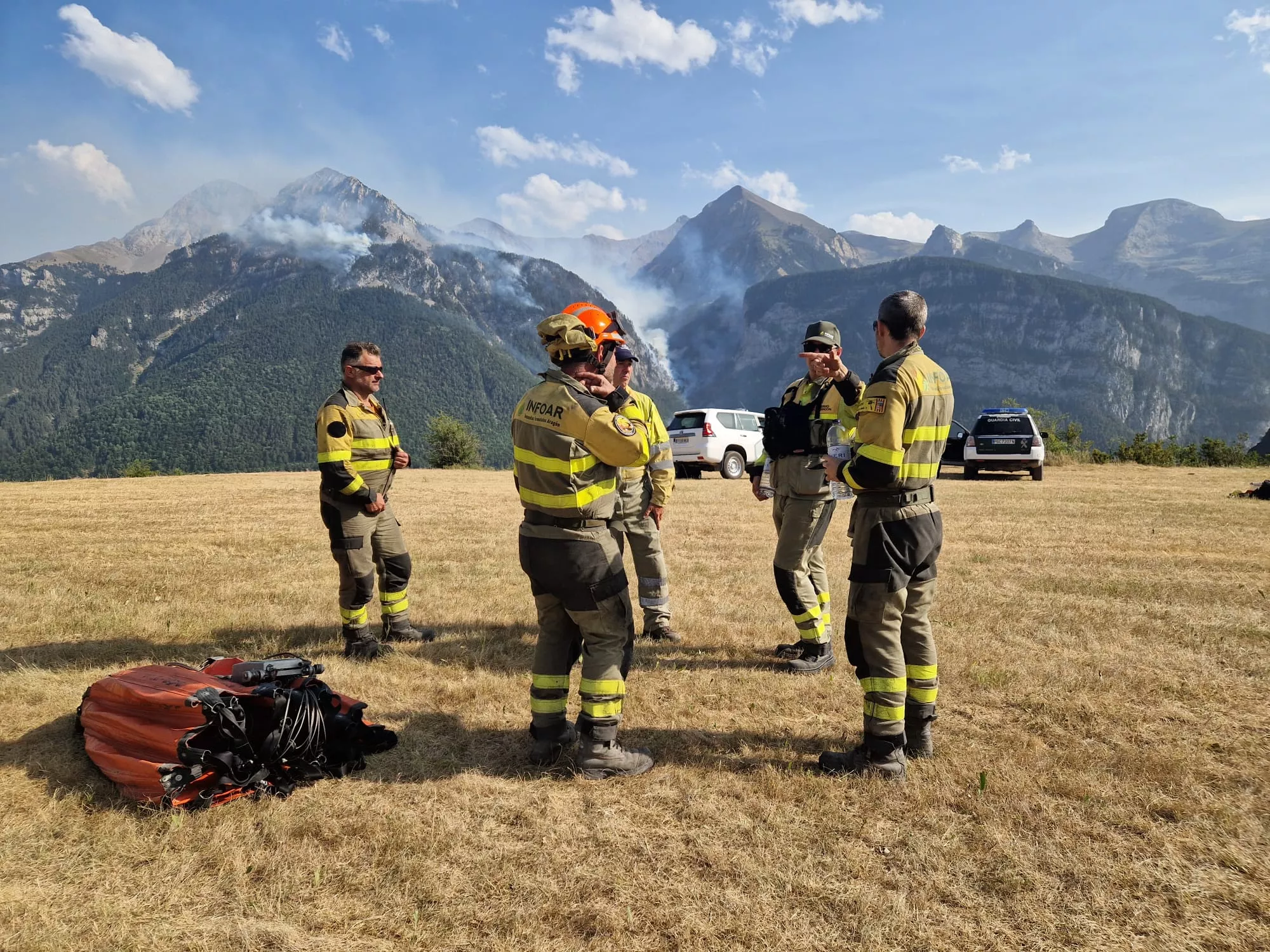 El incendio de Plan resiste los trabajos aéreos de cinco helicópteros El incendio de Plan resiste los trabajos aéreos de cinco helicópteros