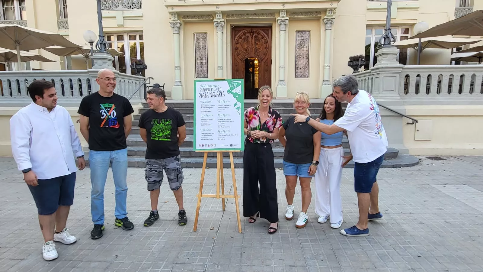 Nuria Mur con los representantes de las peñas