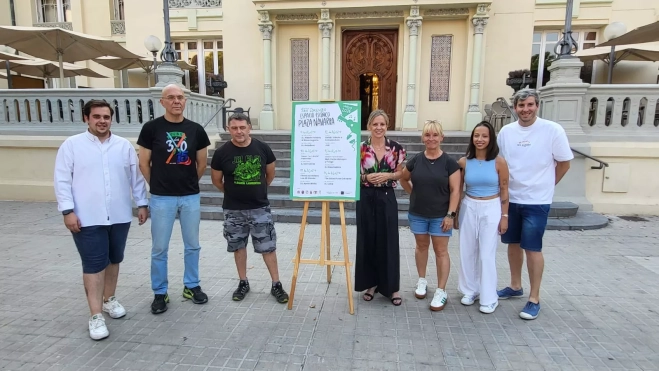 El cartel con los representantes de las peñas y Nuria Mur