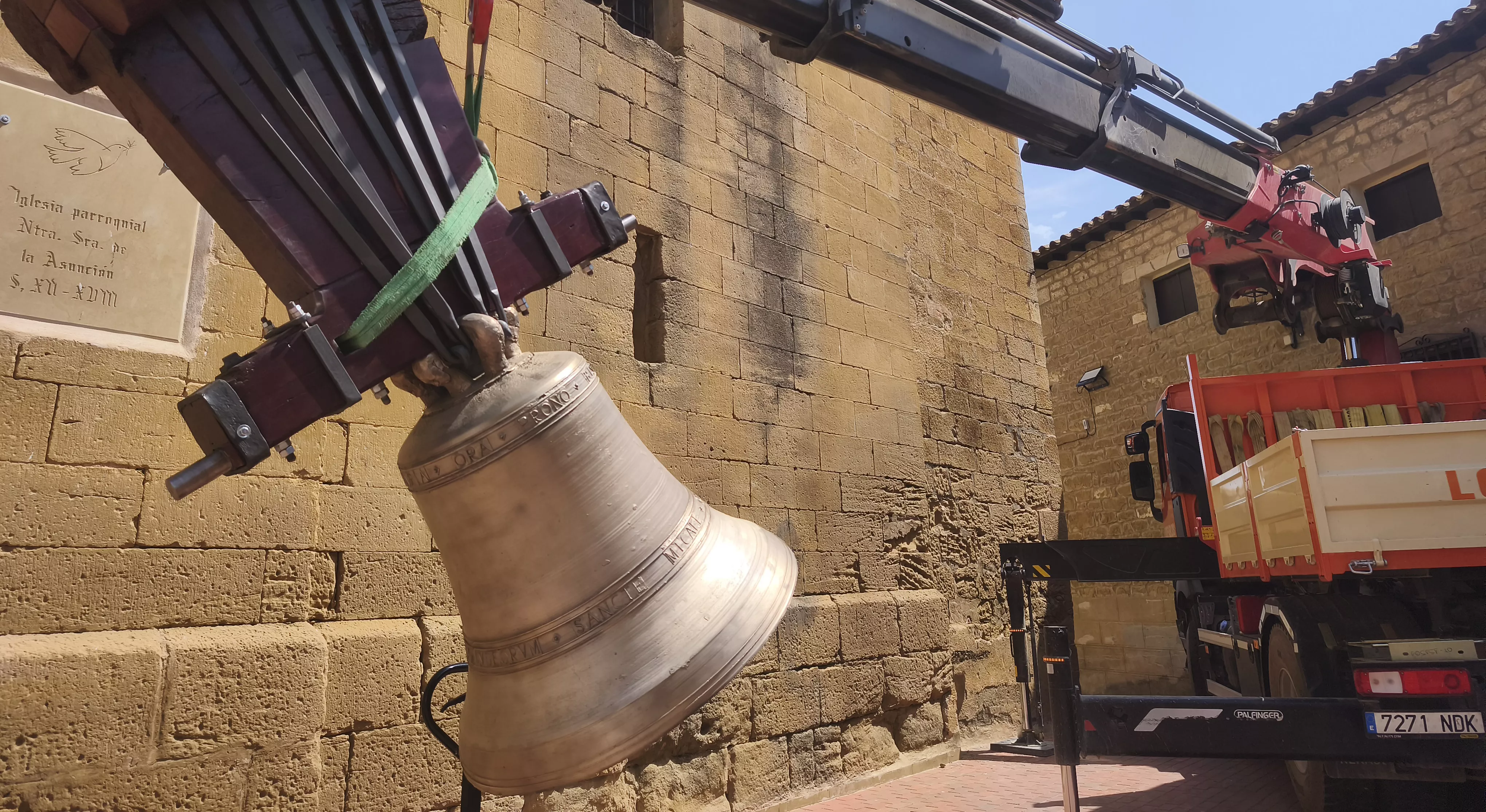 Las campanas restauradas regresan a la torre de la iglesia de Biscarrués