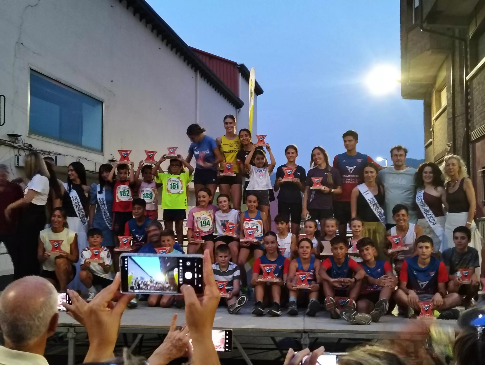 Foto de familia de los premiados.