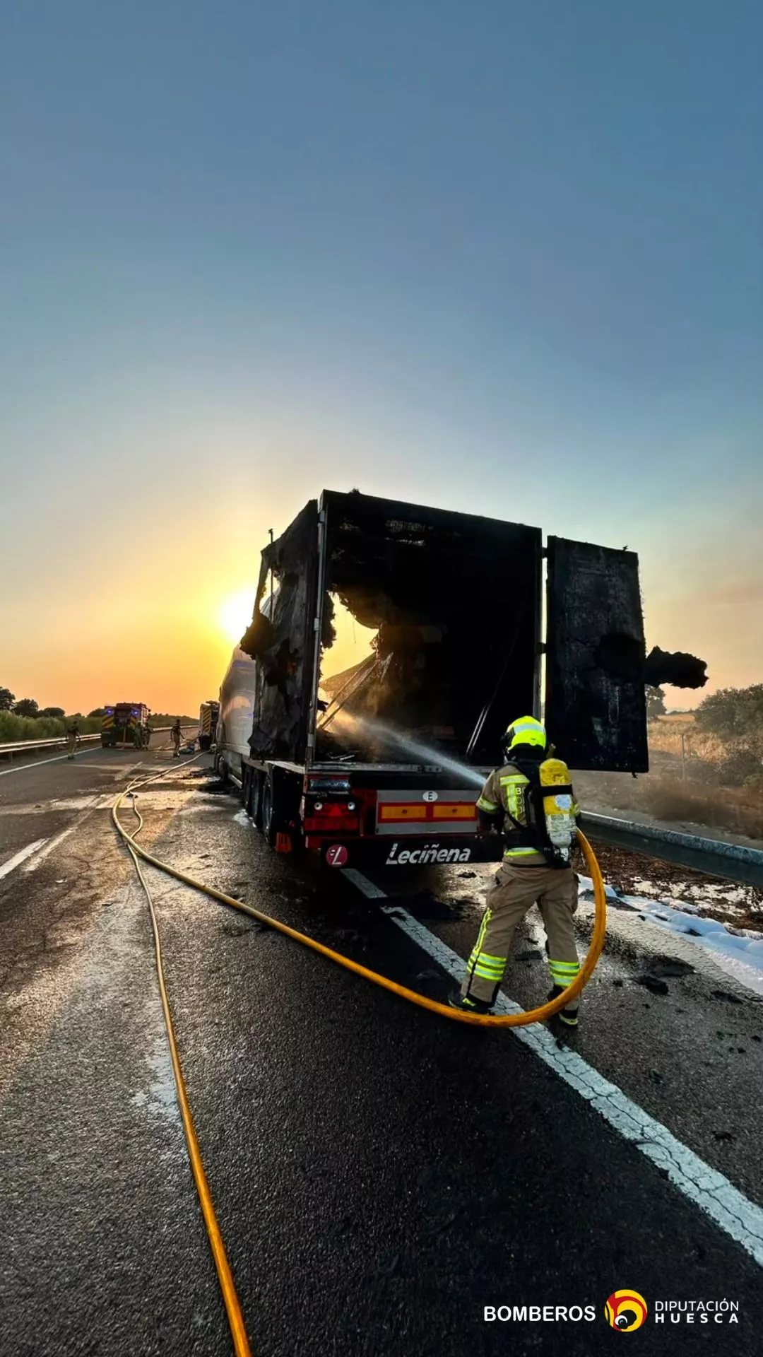 Camión calcinado en Angüés