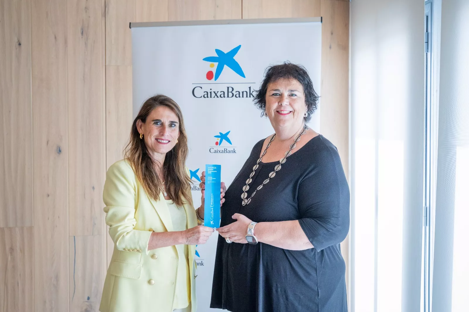 Isabel Moreno y Cristina Gallart en la entrega a mejor empresaria de Caixabank Territorial Norte a la binefarense