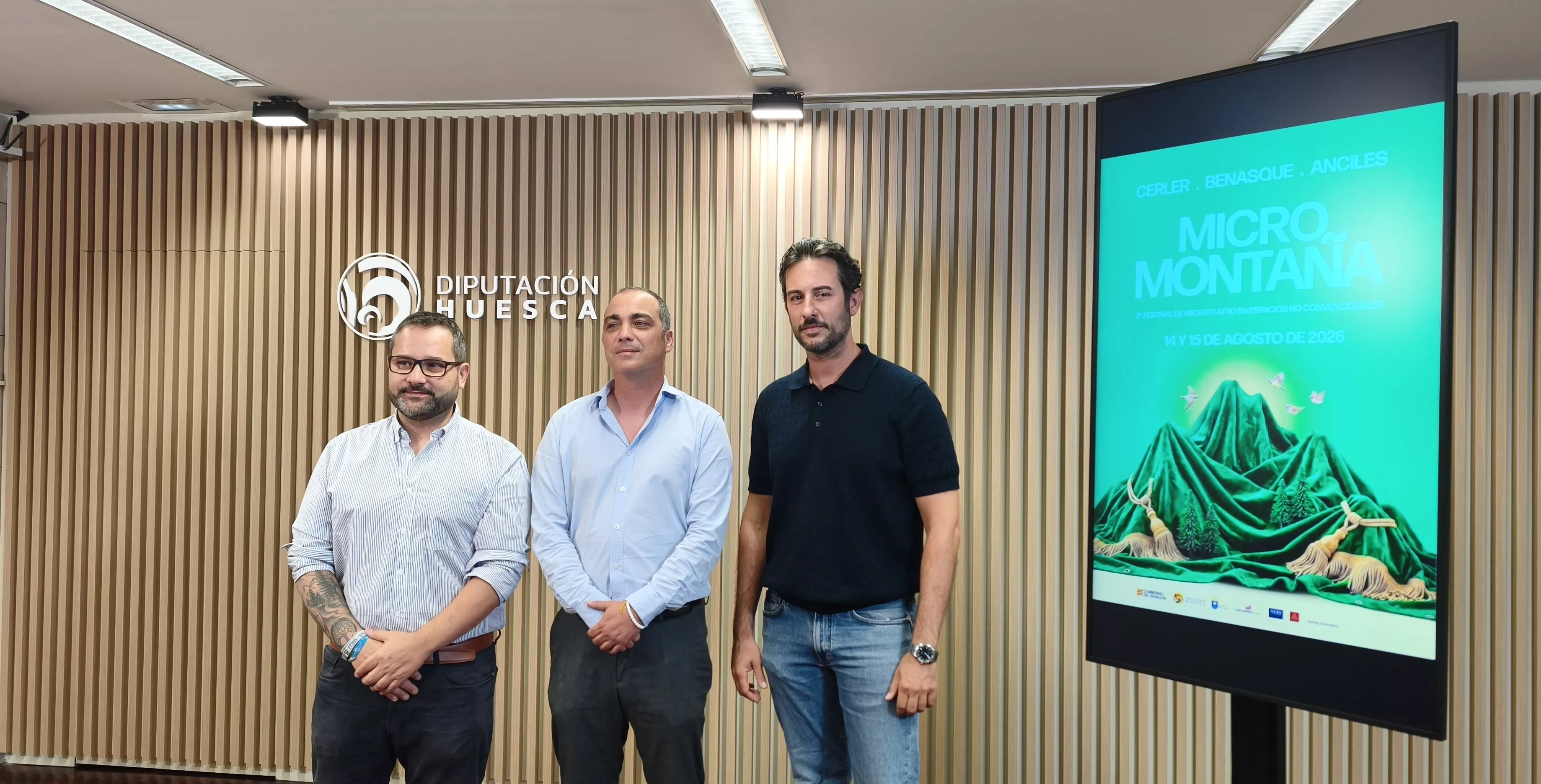 El concejal de Cultura del Ayuntamiento de Benasque, Albert Carbonell, el diputado de Cultura, Carlos Sampériz y el director y actor del certamen, Héctor González. Foto María José Sampietro