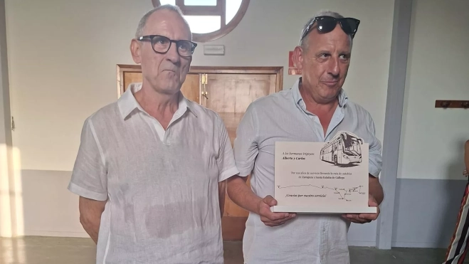 Los hermanos Irigoyen recibieron una placa conmemorativa.
