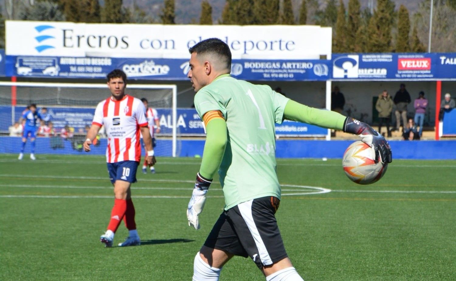 El meta del Fraga atrapa un balón en el choque ante el Sabiñánigo. Foto: UD Fraga