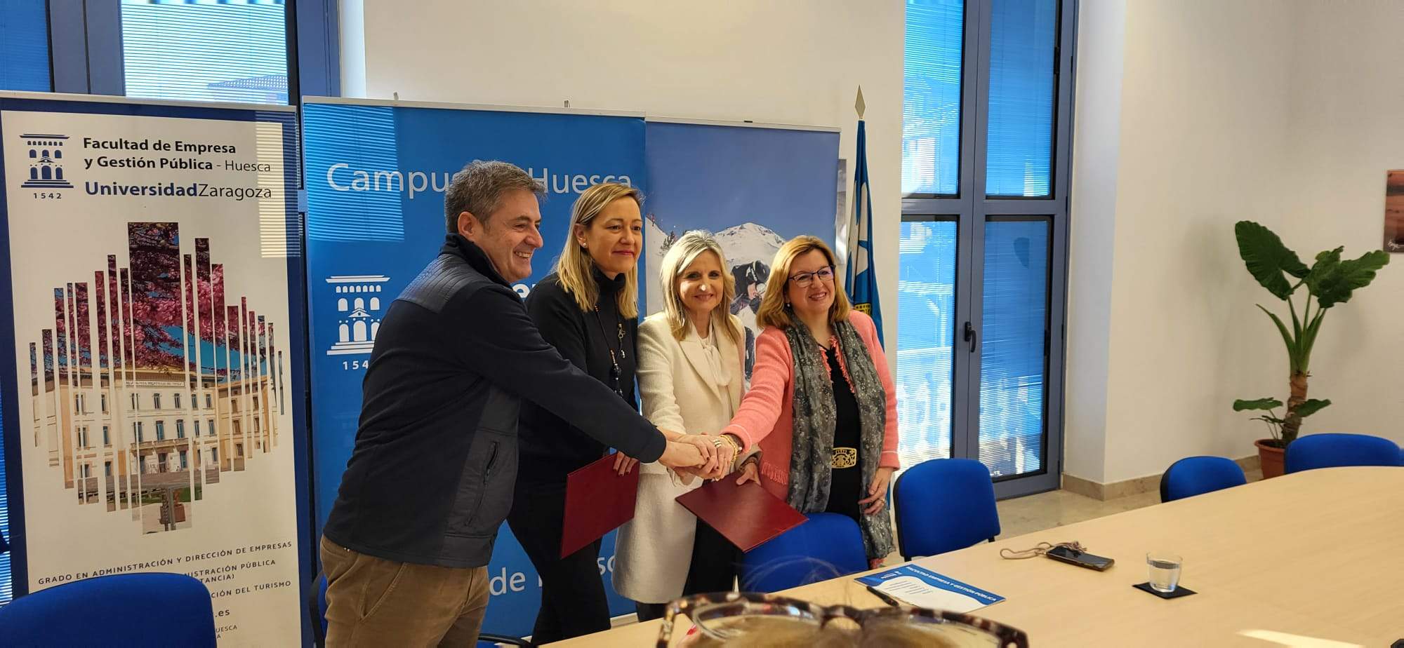 Antonio Gericó, Marta Gastón, Melania Mur y Marta Liesa, tras la firma del convenio.