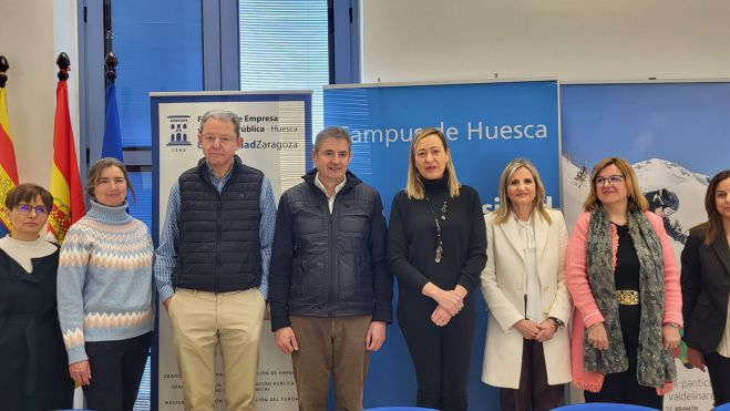 Asistentes al acto de firma del convenio entre Aramón y la Universidad de Zaragoza. Asistentes al acto de firma del convenio entre Aramón y la Universidad de Zaragoza.