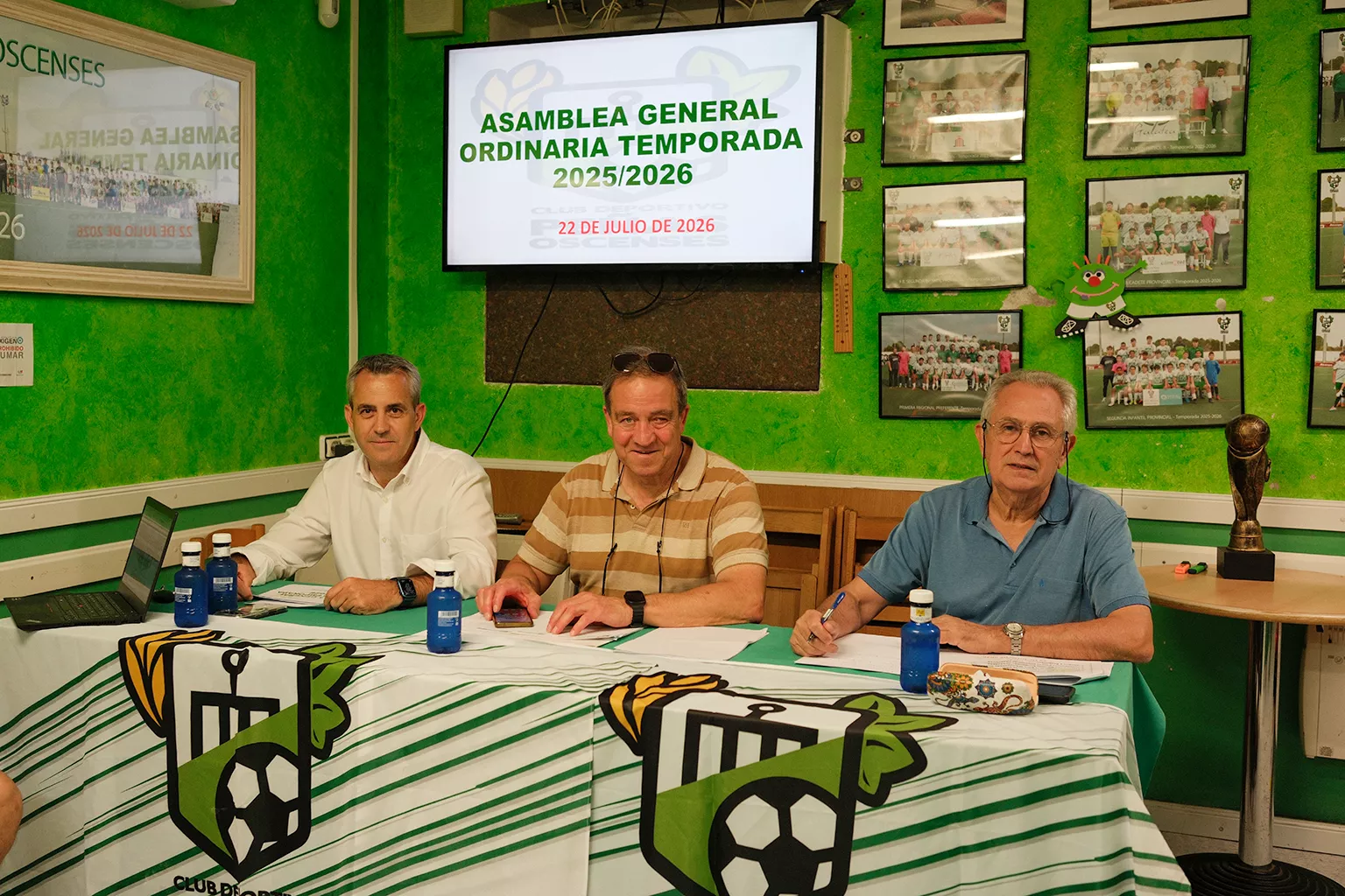 David Cano, Ignacio Palacio y Carlos Lacampa, en la Asamblea de Socios del Peñas Oscenses. Foto: Alejandro Sanagustín