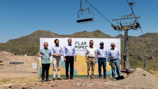 Imagen tras colocar la primera piedra de la telecabina entre Astún y Candanchú. Imagen tras colocar la primera piedra de la telecabina entre Astún y Candanchú.