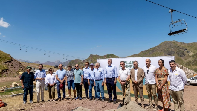 Asistentes al acto de colocación de la primera piedra de la telecabina en Astún. Asistentes al acto de colocación de la primera piedra de la telecabina en Astún.