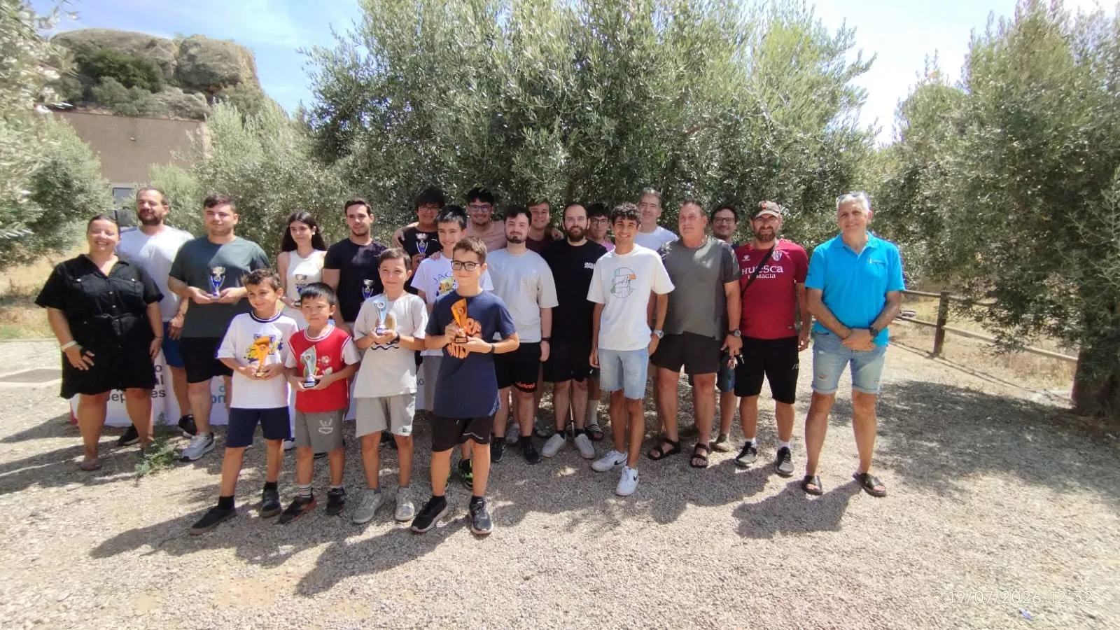 Foto de familia con premiados y participantes en la primera prueba del circuito.