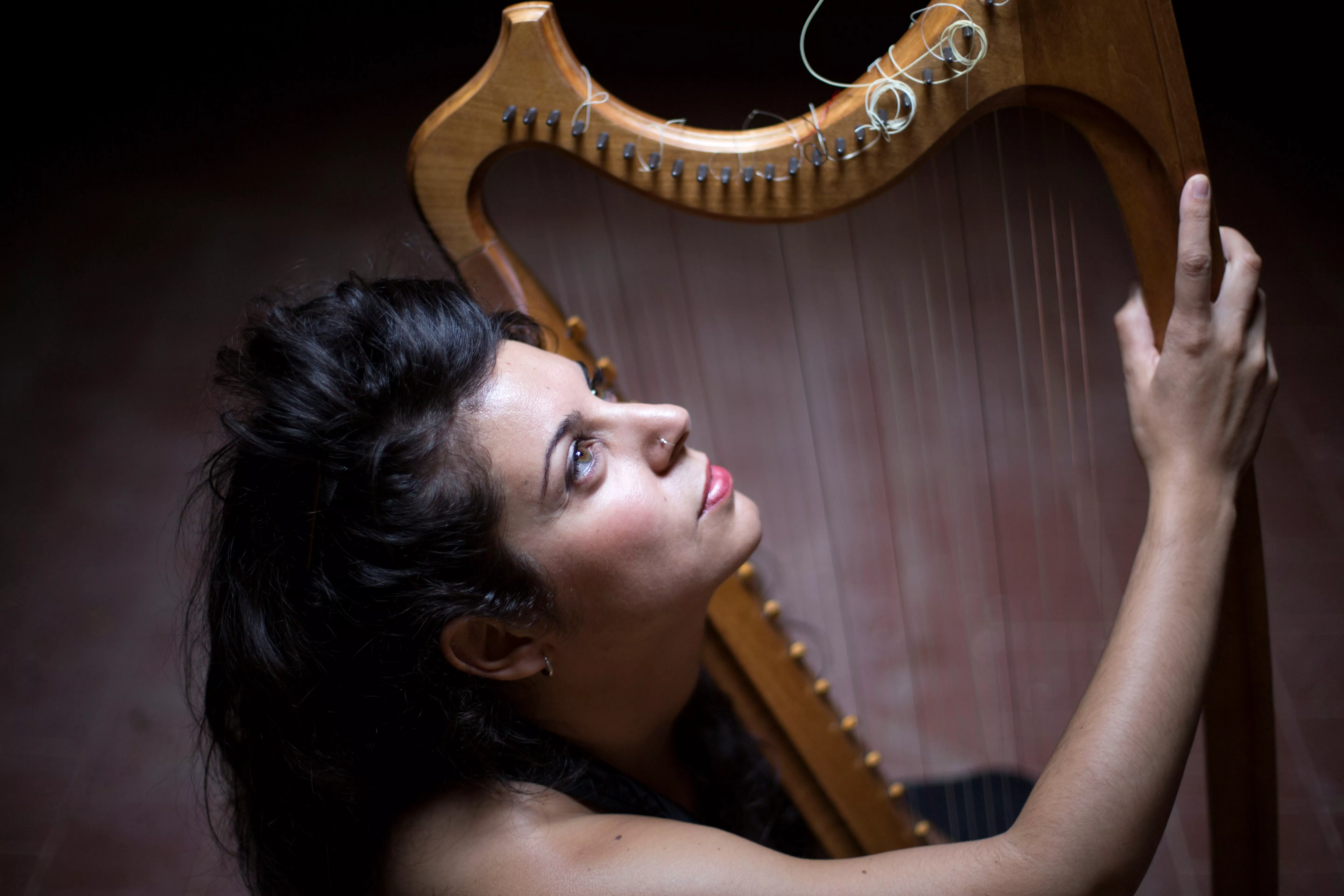 Sara Águeda con su arpa con la que actuará en el Festival Enclaves