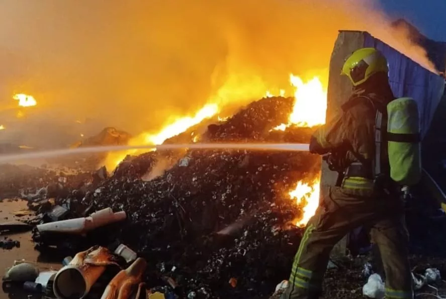 Bomberos sofocan tras ocho horas de trabajo un incendio en una empresa de reciclaje de Fraga.