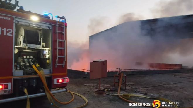 Los bomberos, durante su actuación en el incendio de una empresa de reciclaje de Fraga. Los bomberos, durante su actuación en el incendio de una empresa de reciclaje de Fraga.