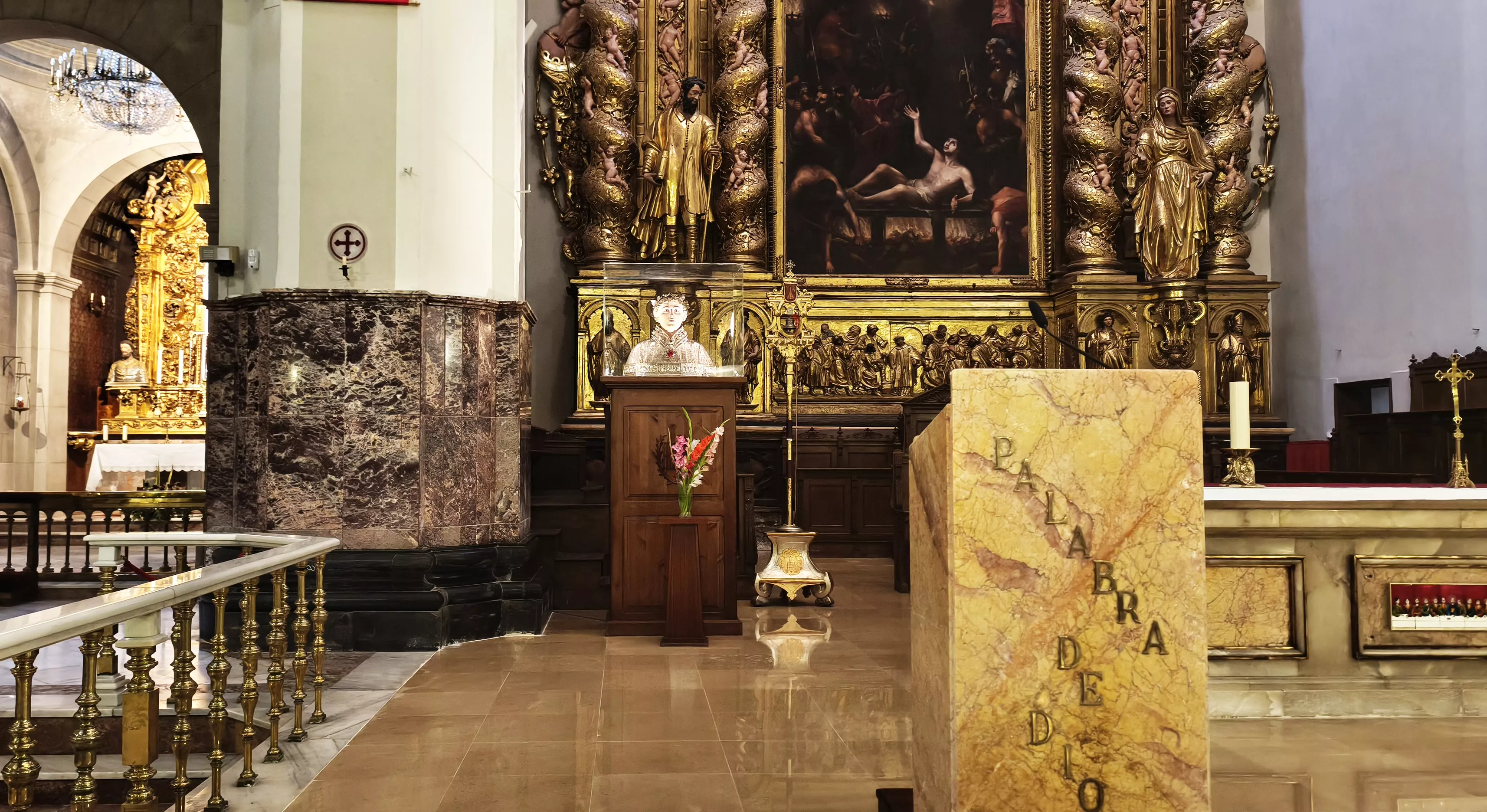 El busto de San Lorenzo colocado en el altar mayor desde el primer viernes de rezo de los tormentos.