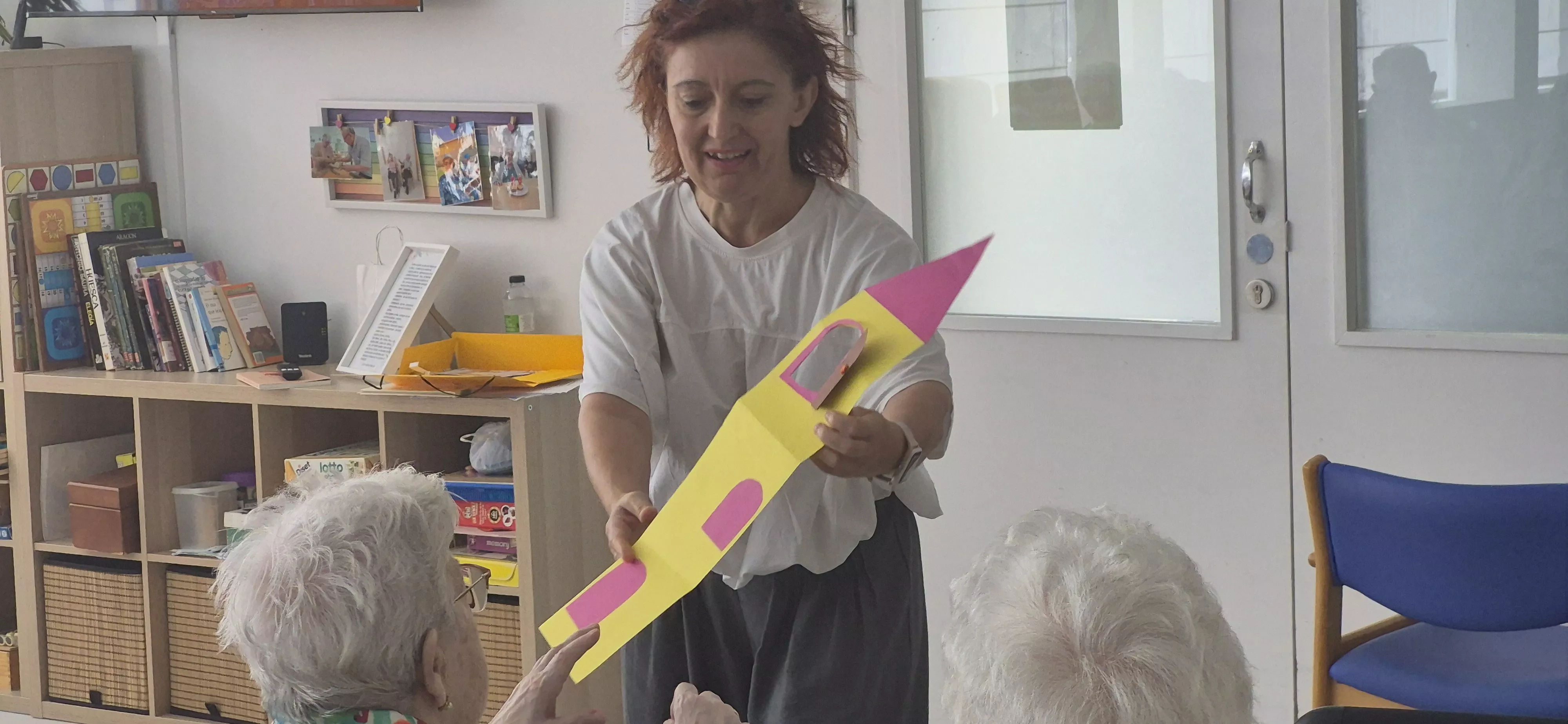 Cristina Bergua, con el cuentacuentos de las niñas y niños de la Biblioteca Ramón J. Sender en Casa Aísa. Foto Myriam Martínez