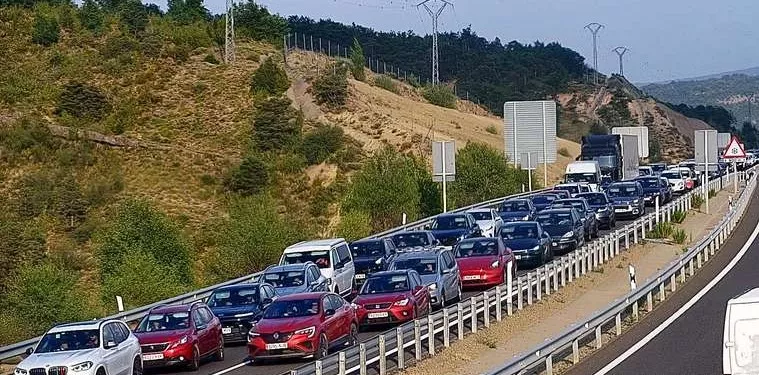 Retenciones en Sabiñánigo por el intenso tráfico hacia el Pirineo.