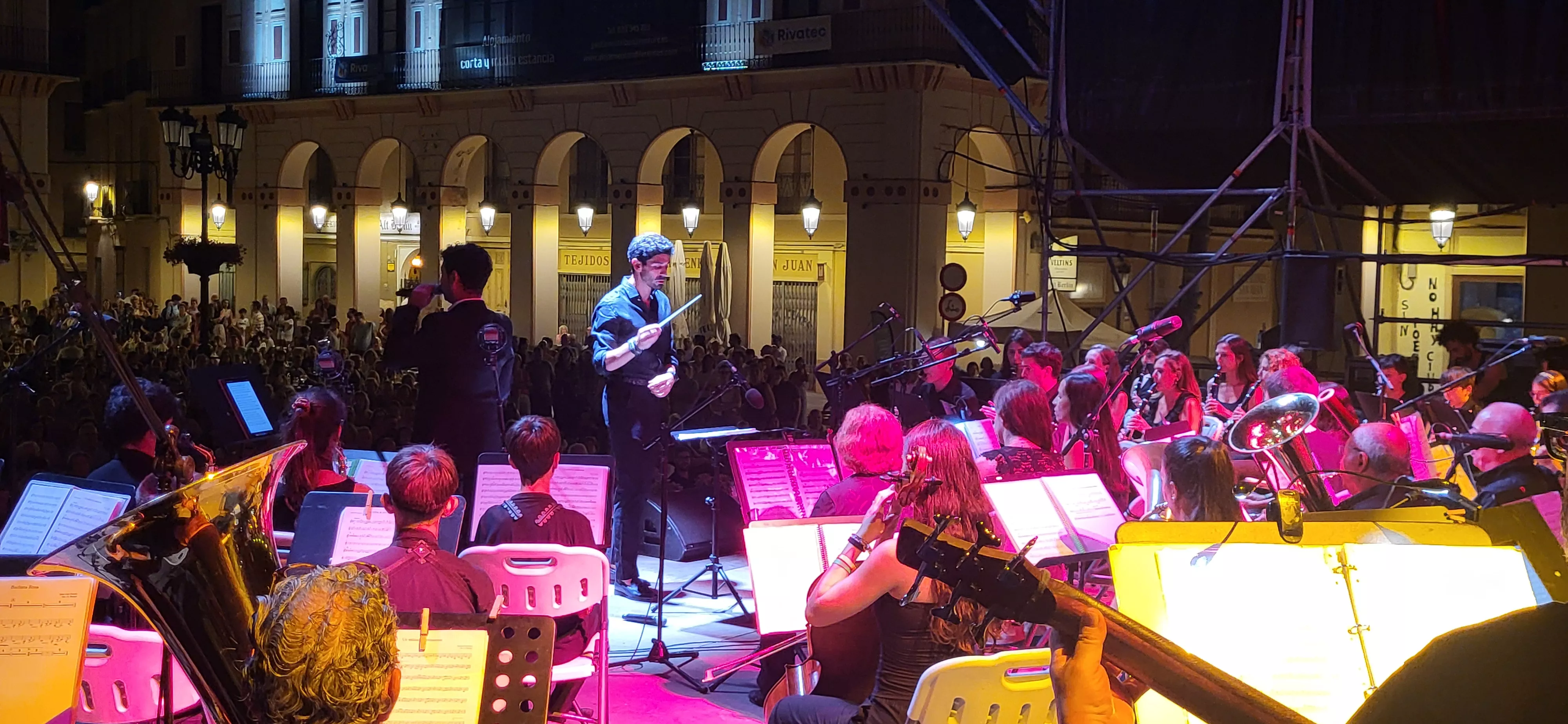 La Banda de Música de Huesca pone ritmo latino a una noche solidaria. Foto Mercedes Manterola