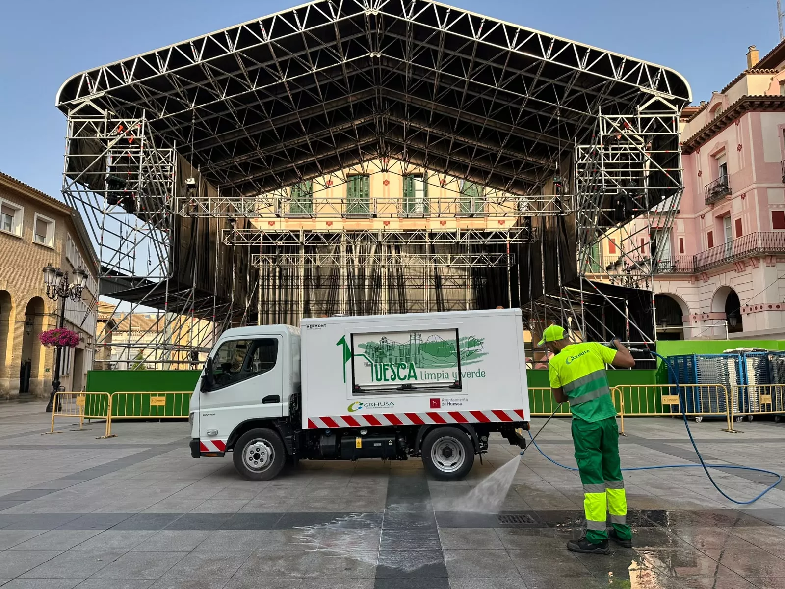 Una nueva hidrolimpiadora reforzará la limpieza de Huesca desde San Lorenzo.