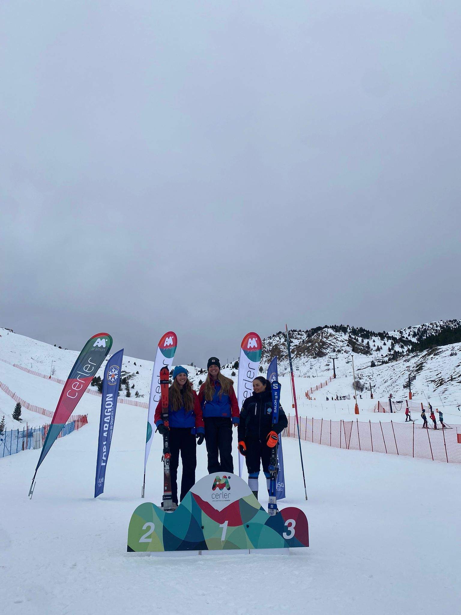 Podio slalom femenino, con Celia Casasús, primera, y Julia Nieto, segunda
